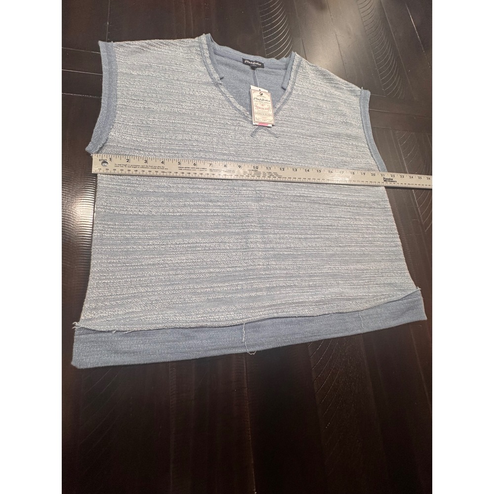 Flag & Anthem Womens Sleeveless V-Neck Knit Top Light Blue Raw Hem NWT Medium - Picture 4 of 5